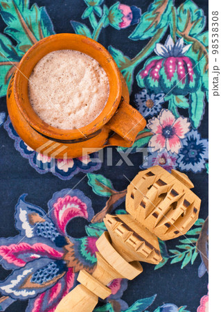 メキシコのチョコラーテとモリニージョ 98538308