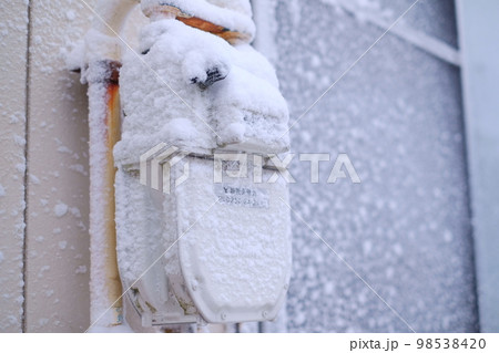 吹雪いて見えなくなったガスメーターと網戸 98538420