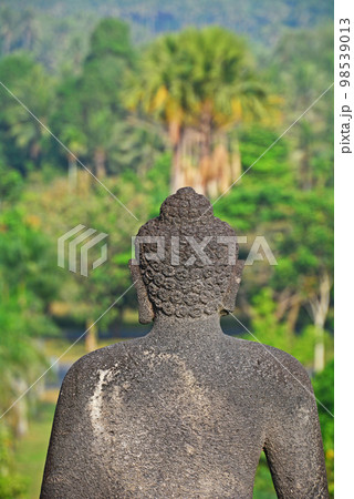 インドネシアジャワ島の世界遺産、ボロブドゥール遺跡 98539013