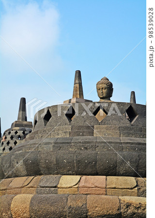 インドネシアジャワ島の世界遺産、ボロブドゥール遺跡 98539028