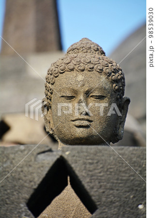 インドネシアジャワ島の世界遺産、ボロブドゥール遺跡 98539030