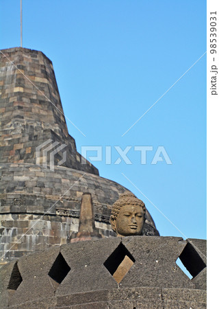 インドネシアジャワ島の世界遺産、ボロブドゥール遺跡 98539031