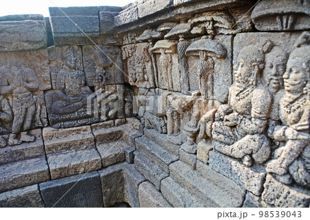 インドネシアジャワ島の世界遺産、ボロブドゥール遺跡 98539043