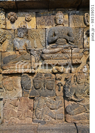 インドネシアジャワ島の世界遺産、ボロブドゥール遺跡 98539051