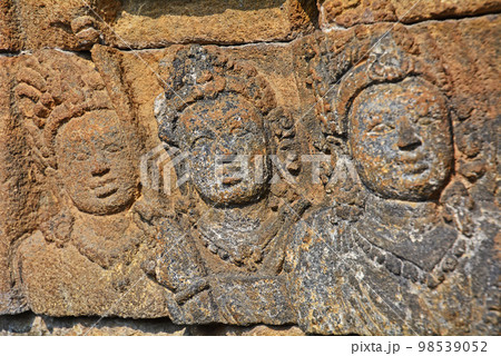 インドネシアジャワ島の世界遺産、ボロブドゥール遺跡 98539052