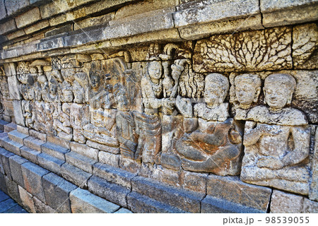 インドネシアジャワ島の世界遺産、ボロブドゥール遺跡 98539055