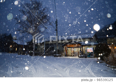 雪の駅 98539125