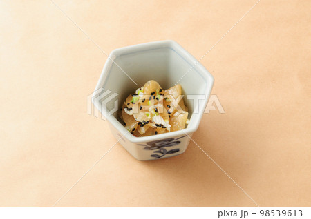 小鉢に盛られた漬物｜和食 98539613