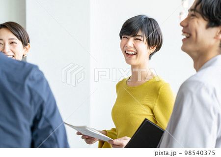 ビジネス　カジュアル　会話 98540375
