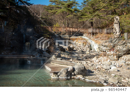草津温泉にある西の河原公園の美しい風景 草津温泉にある西の河原公園の美しい風景 98540447