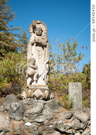 草津温泉にある西の河原公園の美しい風景 草津温泉にある西の河原公園の美しい風景 98540450