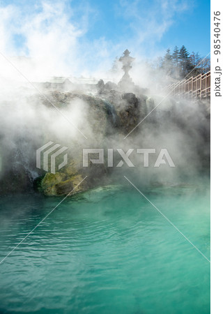 日本三名泉として有名な草津温泉湯畑の美しい風景 日本三名泉として有名な草津温泉湯畑の美しい風景 98540476