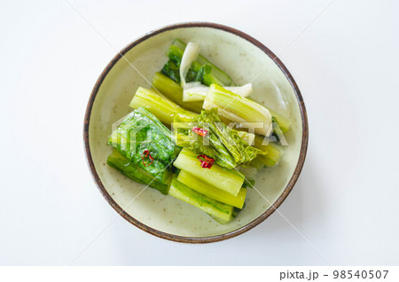 白い背景の野沢菜漬け 白い背景の野沢菜漬け 98540507