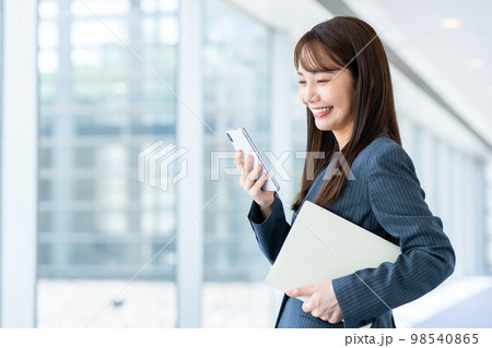 スマホを見るビジネスウーマン 98540865