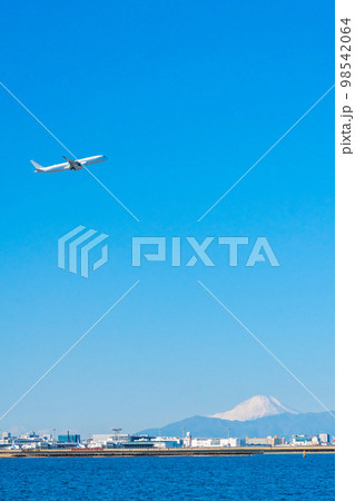 富士山と飛び立つ旅客機 98542064