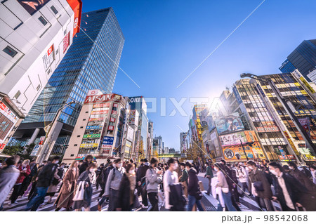 日本の東京都市景観 19万超全国、死亡2日連続過去最多…屋外室内等マスク不要！＝12月29日、秋葉原 98542068
