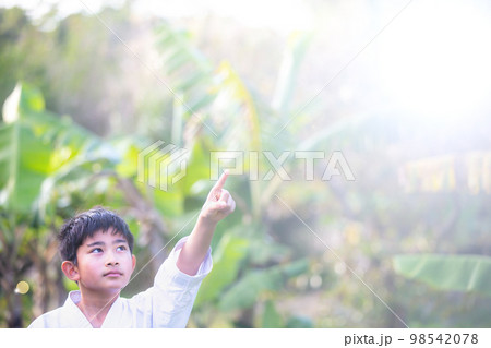 指差す少年 指差す少年 98542078