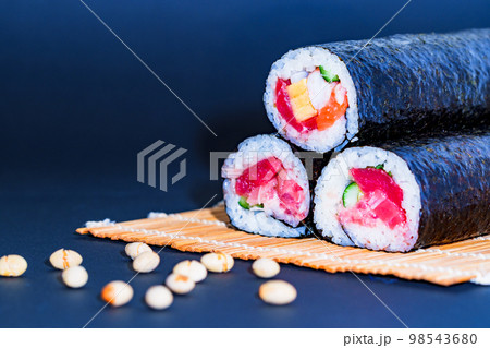 節分 に 恵方巻 と 豆まき で 季節感 を出す 【 2月 の イメージ 】 節分 に 恵方巻 と 豆まき で 季節感 を出す 【 2月 の イメージ 】 98543680