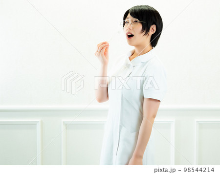 歯ブラシと看護師【白バック】 98544214