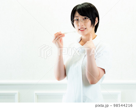 歯ブラシと看護師【白バック】 98544216
