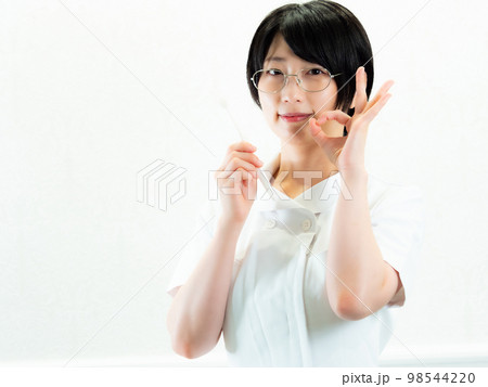 歯ブラシと看護師【白バック】 98544220