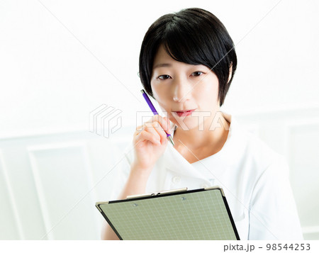カルテを取る看護師 カルテを取る看護師 98544253
