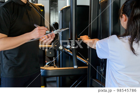 カウンセリング　スポーツトレーナー　スポーツジム　パーソナルトレーニング 98545786