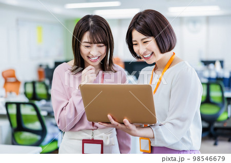 オフィスで打合せをする若い女性 98546679