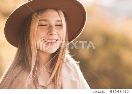 14year blonde Blonde teen girl 13-14 year old wearing stylish...の写真素材 [98548419] - PIXTA