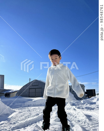 北海道の雪と空と男の子 98548761