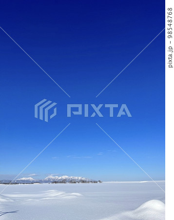北海道の田舎の雪景色 98548768