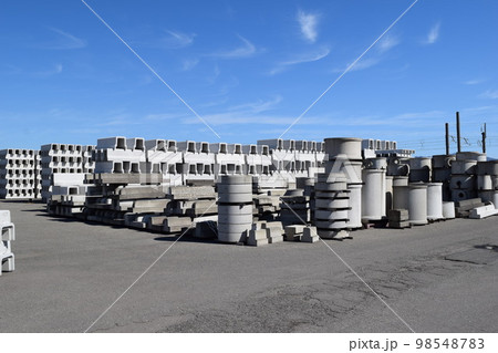 積まれた土木工事用コンクリート製品 積まれた土木工事用コンクリート製品 98548783