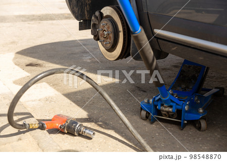 Hydraulic car jack lift the new car for change the tyre. Hydraulic car jack lift the new car for change the tyre. 98548870