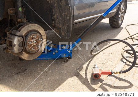 Hydraulic car jack lift the new car for change the tyre. 98548871