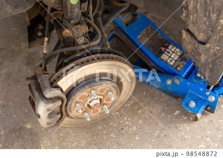 Hydraulic car jack lift the new car for change the tyre. 98548872