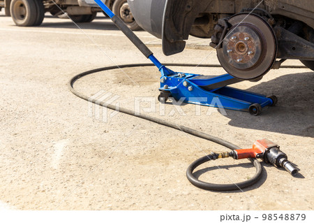 Hydraulic car jack lift the new car for change the tyre. 98548879