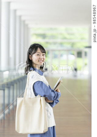 笑顔の若い女性　大学生イメージ　 98548967