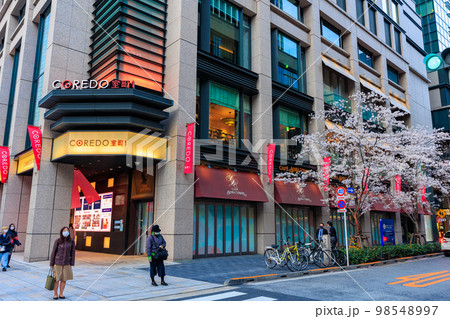 東京 日本橋室町の都市風景 コレド室町と江戸桜通りの桜 東京 日本橋室町の都市風景 コレド室町と江戸桜通りの桜 98548997