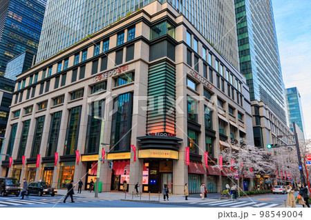 東京 日本橋室町の都市風景 コレド室町と江戸桜通りの桜 東京 日本橋室町の都市風景 コレド室町と江戸桜通りの桜 98549004