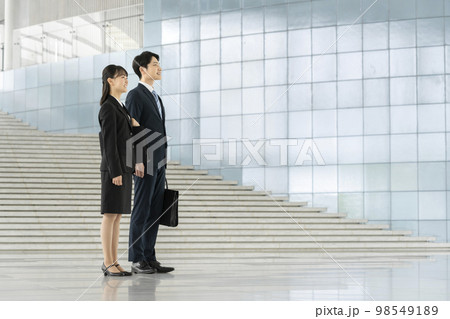 就活生・フレッシャーズイメージ　20代の男女 98549189