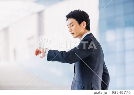 オフィスのロビーに立つビジネスマン 98549770