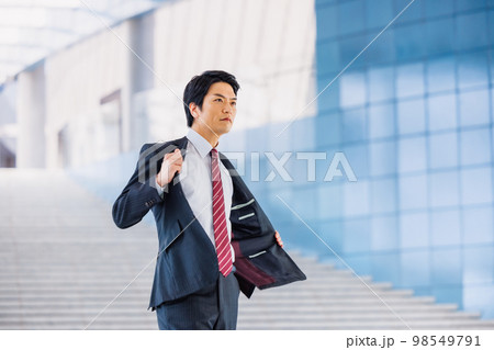 オフィスのロビーに立つビジネスマン オフィスのロビーに立つビジネスマン 98549791