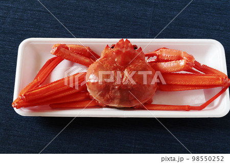 食品トレーの上の紅ズワイガニ(訳あり) 食品トレーの上の紅ズワイガニ(訳あり) 98550252