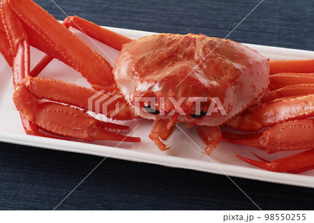 食品トレーの上の紅ズワイガニ（訳あり） 98550255