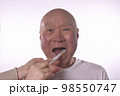 介護で老人の歯を磨く 98550747