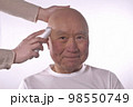介護で老人の散髪をする 98550749