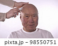介護で老人の散髪をする 98550751