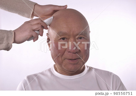 介護で老人の散髪をする 介護で老人の散髪をする 98550751