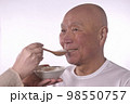 介護で老人にお粥を食べさせる 98550757