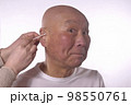 介護で老人の耳かき 98550761